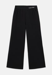 Pantalones de pierna ancha negros, hechos de una tela suave con una cintura elástica que presenta el logo de Calvin Klein. Tienen bolsillos laterales y un acabado suave.