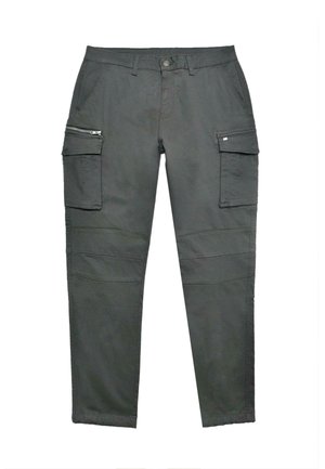 Pantalones cargo de algodón gris oscuro, con dos bolsillos laterales, un bolsillo con cremallera en la pierna derecha y detalles de paneles cosidos en los muslos.