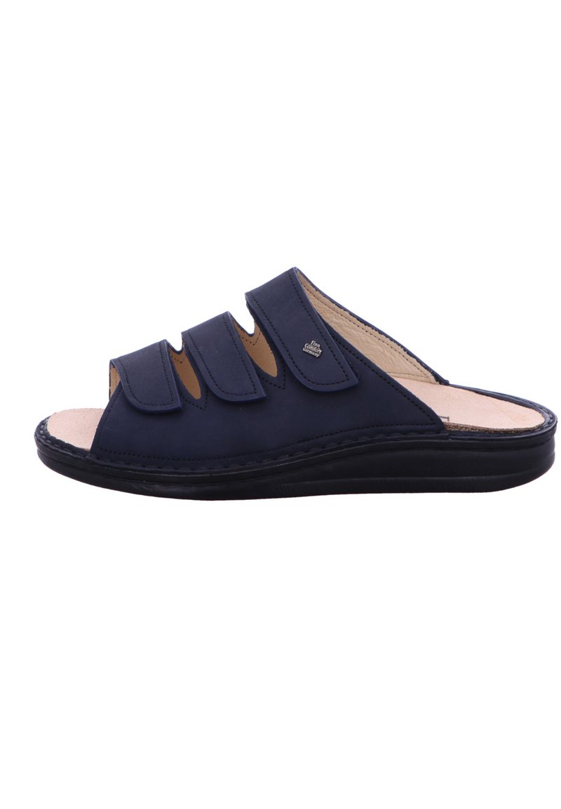 Marineblauwe slide-sandalen met drie verstelbare banden, open teen en een gevoerde binnenzool. Kenmerkt zich door een zwarte rubberen zool en stikseldetails.