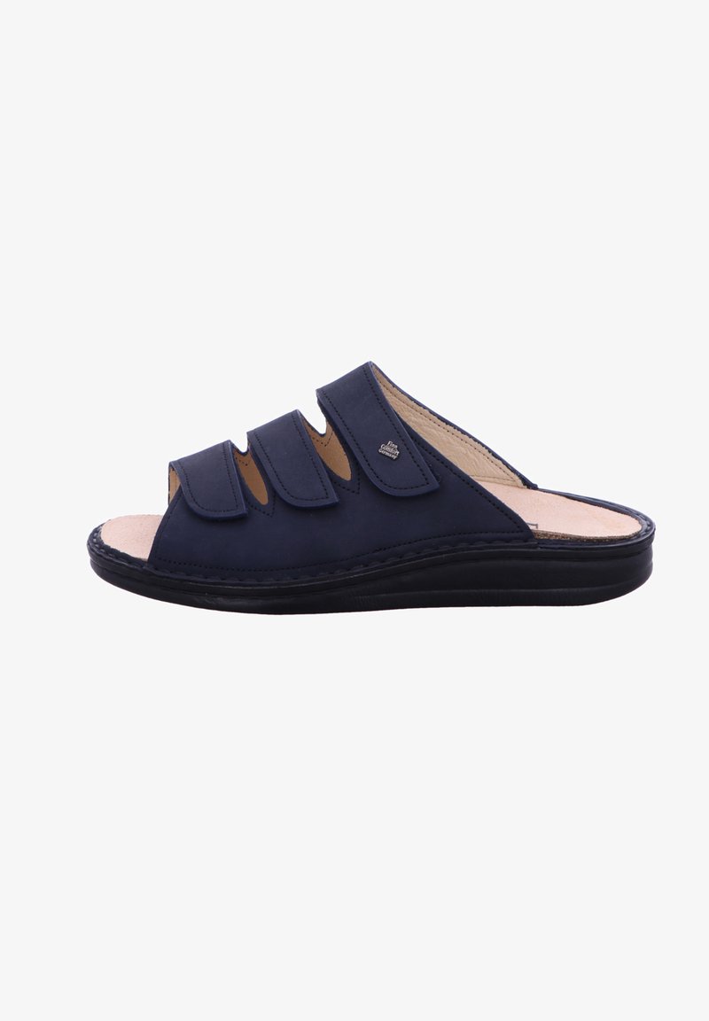 Marineblauwe slide-sandalen met drie verstelbare banden, open teen en een gevoerde binnenzool. Kenmerkt zich door een zwarte rubberen zool en stikseldetails.