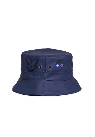 Dunkelblauer Bucket Hat aus wasserdichtem Material. Mit einem geprägten Adler-Logo, Belüftungsösen und Akzenten in schwedischen und britischen Farben.