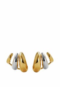 Pendientes de metal dorado y plateado con un diseño suave y curvado que presenta tres elementos asimétricos de diferentes tamaños y formas.