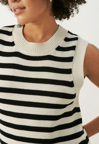 Ärmelloses Strickoberteil mit schwarz-weißen Streifen, einem gerippten Rundhalsausschnitt und einer glatten Textur. Einfaches Design ohne zusätzliche Akzente.
