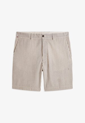 Beżowe szorty z pionowymi brązowymi paskami, z zapięciem na guziki, szlufkami na pasek i bocznymi kieszeniami, ułożone płasko na białym tle.