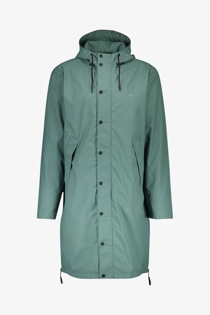 Manteau vert long et imperméable avec capuche, doté d'une fermeture à boutons, d'une taille à cordon et de deux poches latérales. Texture lisse, design minimal.