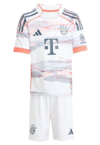 Biely futbalový dres s ružovými a šedými grafickými vzormi. Obsahuje tričko s okrúhlym výstrihom a logom Adidas, erb Bayernu Mníchov a zodpovedajúce šortky.