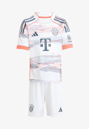 Maglia da calcio bianca con motivi grafici in rosa e grigio. Include una maglietta a girocollo con il logo Adidas, il distintivo del Bayern Monaco e pantaloni coordinati.