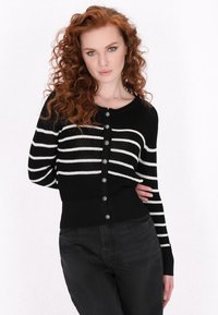 Cardigan a righe bianche e nere con collo rotondo, chiusura con bottoni, maniche lunghe e orlo a coste. Il tessuto sembra lavorato a maglia con una texture liscia.