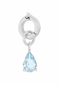 Orecchino a cerchio d'argento con una chiara pietra blu chiaro a forma di pera sospesa da anelli circolari intrecciati.