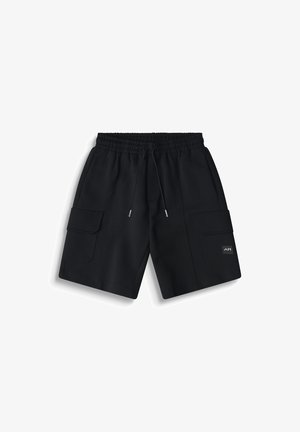 Pantalones cortos casuales negros con cintura elástica, cordón y grandes bolsillos laterales tipo carguero, colocados planos sobre fondo blanco.