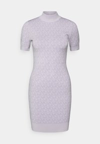Robe en tricot lilas à manches courtes avec un col haut et un motif géométrique subtil et répétitif sur l'ensemble.
