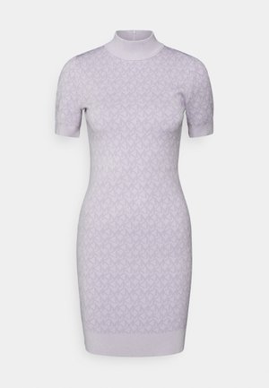 Robe en tricot lilas à manches courtes avec un col haut et un motif géométrique subtil et répétitif sur l'ensemble.