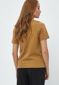 PEPPERCORN PCDEBORAH - T-shirt basic - tobacco brown