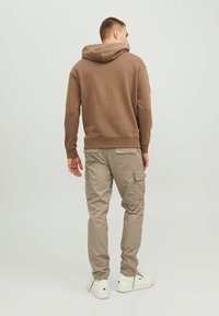 Jack & Jones JWHACE JJTUCKER ANA - Reisitaskuhousut - dune