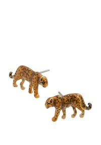 Orecchini a forma di leopardo realizzati in resina arancione con macchie nere e marroni, dotati di perni color argento per il fissaggio.