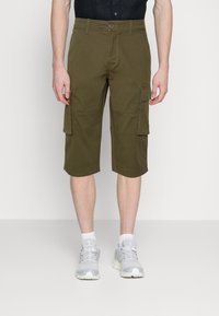 Shorts cargo vert olive avec plusieurs poches, en coton ou tissu similaire, dotés d'une fermeture à bouton et d'une coupe droite, se terminant juste au-dessus du genou.