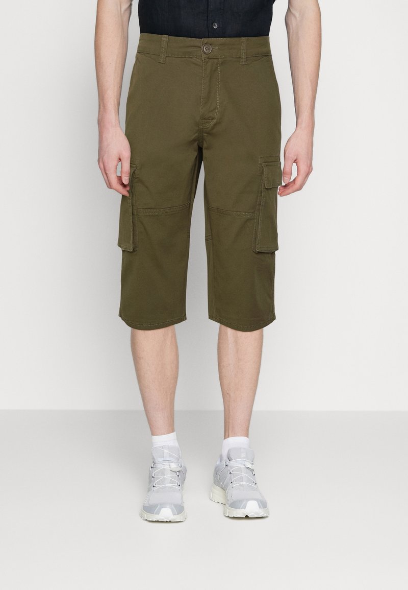 Shorts cargo vert olive avec plusieurs poches, en coton ou tissu similaire, dotés d'une fermeture à bouton et d'une coupe droite, se terminant juste au-dessus du genou.