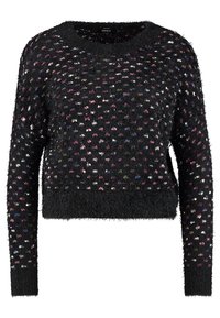 Czarny, miękki sweter z okrągłym dekoltem, długimi rękawami i fakturą z kolorowymi plamkami w odcieniach różu, niebieskiego i zielonego.