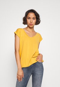 Pieces T-shirt básica - nugget gold