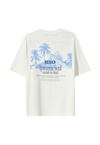 Světle barevné tričko s modrou grafikou hor a palmových stromů, s textem na zadní straně propagujícím Ipanema Soul, Brazílie.
