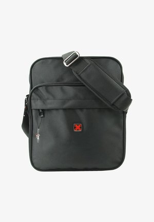 Zwarte messenger tas van textuurmateriaal, met een voorvak met rits, een verstelbare schouderband en een rood embleem aan de voorkant.
