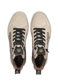 Beżowe zamszowe sneakersy wysokie z czarnymi sznurówkami, z panelem w leoparda, teksturowanymi szarymi akcentami i gumową podeszwą. Żółte logo na języku.