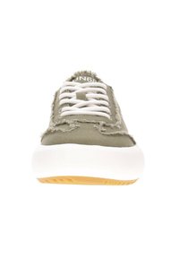 Sneaker verde in tela con bordi sfrangiati, lacci bianchi e suola in gomma testurizzata con un accento giallo. Design a punta tonda, branding minimal.