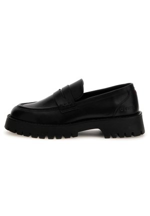 Czarne skórzane loafersy na masywnej podeszwie z klasycznym paskiem penny i wytłoczonym logo "GUESS" po stronie pięty.