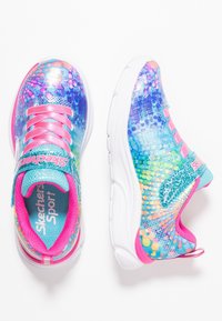 Kleurrijke Skechers sneakers met blauwe, roze en multicolore patronen, synthetisch bovenwerk, roze veters en een witte rubberen zool.