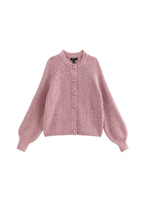 Cardigan en maille rose clair avec un col rond, des manches raglan et six boutons sur le devant. Le tissu texturé ajoute de la profondeur.