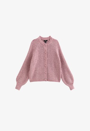 Cardigan en maille rose clair avec un col rond, des manches raglan et six boutons sur le devant. Le tissu texturé ajoute de la profondeur.