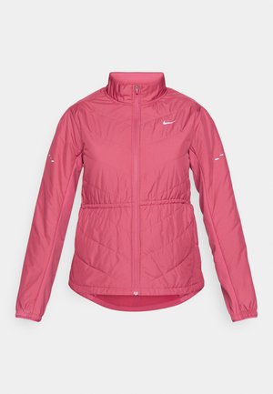 Veste isolée rose avec un col montant, fermeture éclair sur toute la longueur, poignets élastiques et détails de couture en chevrons. Présente un petit logo blanc sur la poitrine.