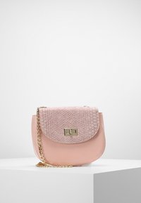 Kompaktowa różowa torebka z teksturowanym klapem w wężowy wzór, złotymi akcentami i łańcuszkowym paskiem. Główna część wykonana z gładkiej skóry, o zaokrąglonym kształcie.