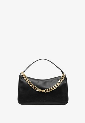 Čierna kožená kabelka s hladkou textúrou, vybavená zlatým reťazovým remienkom a zaobleným vrchom. Výrazná svojim minimalistickým dizajnom a štruktúrovaným tvarom.