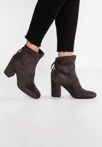 Anna Field Bottines à talons hauts - grey