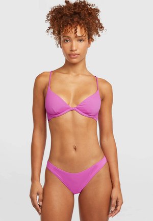 Pink ribstrikket bikini med en trekantet top med tynde stropper og en matchende lavtstående bund. Glat tekstur, minimalistiske hardware-detaljer.