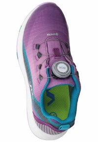 Scarpa sportiva viola con tomaia in rete, sistema di allacciatura BOA, soletta verde e suola bianca. Presenta dettagli grigi e turchesi.