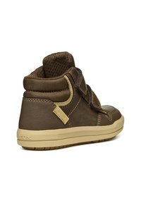 Zapatillas altas marrones con un diseño de cuero liso y malla, que cuentan con una correa de velcro, suela de goma y la marca Geox en el lateral.