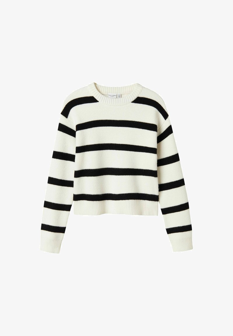 Weißer, gerippter Pulli mit langen Ärmeln und schwarzen horizontalen Streifen über dem Körper und den Ärmeln, mit rundem Ausschnitt und cropped Länge.