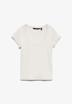 Lühikeste varrukatega, soonikuga, heledat beeži värvi ümar kaelusega T-särk, lamades valgel taustal.