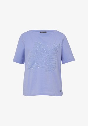 Jasnofioletowa koszulka z krótkim rękawem z wzorem liści wykonanym z cekinów. Posiada okrągły dekolt oraz mały detal z logo na hemie.