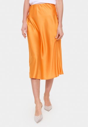 Oranje satijnen midi-rok met een gladde textuur, een elastische tailleband en een vloeiende silhoette, gecombineerd met sprankelende beige instappers.