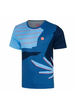 Maglietta sportiva a maniche corte con tonalità di blu, strisce orizzontali rosse, forme angolari astratte e un piccolo logo circolare sul petto.