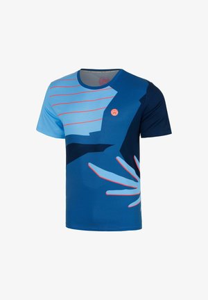Maglietta sportiva a maniche corte con tonalità di blu, strisce orizzontali rosse, forme angolari astratte e un piccolo logo circolare sul petto.