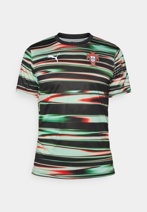 Rövid ujjú fekete sportmez zöld és piros vízszintes csíkokkal. A mellkasán Puma logó és a portugál válogatott címer található.