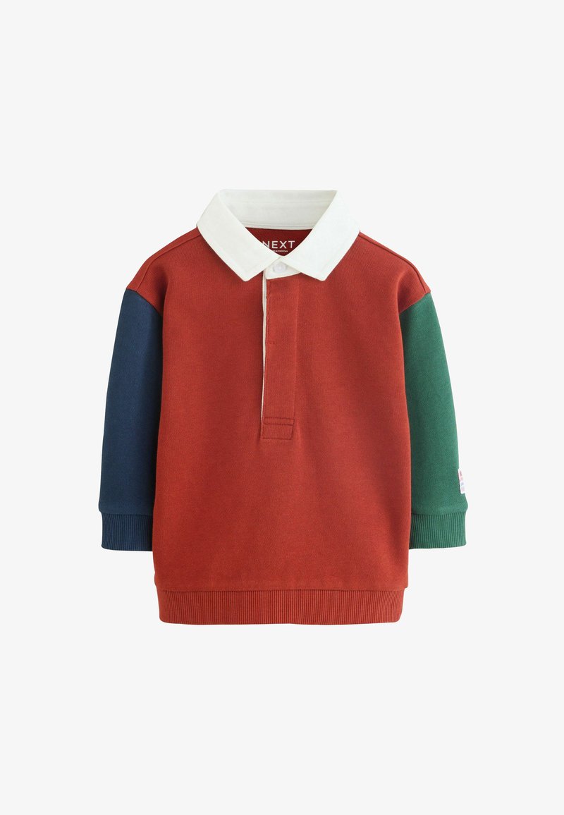 Farbblockiertes Poloshirt mit rotem Körper, weißem Kragen und grünen sowie marineblauen Ärmeln. Hergestellt aus weichem Stoff mit gerippten Bündchen.