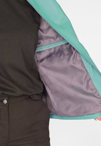 Tealfarbene Lederjacke mit einem dunklen Satin-Innenfutter. Verfügt über einen Reißverschluss und eine Innentasche, zeigt eine glatte Textur und ein tailliertes Design.