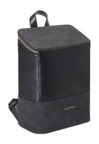 Sac à dos en cuir noir à texture lisse, de forme carrée, avec une fermeture éclair dorée et un logo "EXPATRIÉ" embossé en or sur le devant.