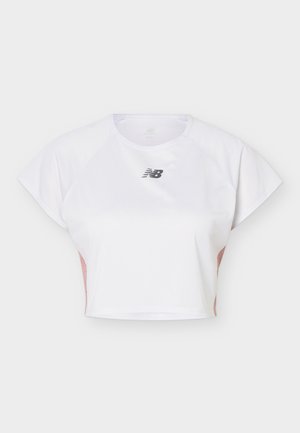 Fehér New Balance rövidített atlétikai póló rövid ujjakkal és rózsaszín hálós oldalpanelekkel, elöl, a nyakkivágás alatt középen logóval.