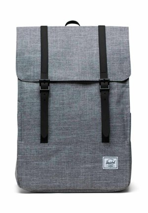 Zaino in tessuto grigio strutturato con fibbie nere e una piccola etichetta con il logo bianco Herschel nell'angolo in basso a destra.